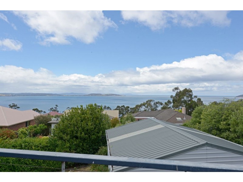 30 Tahune Crescent, Blackmans Bay TAS 7052