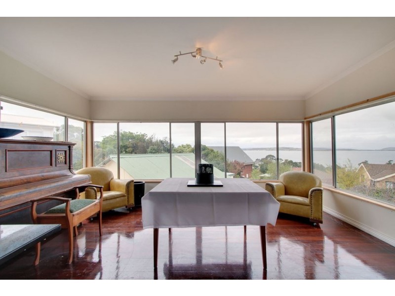 110 Roslyn Avenue, Blackmans Bay TAS 7052