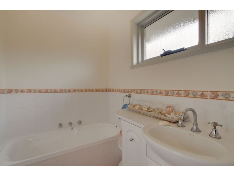 15 Bay Court, Blackmans Bay TAS 7052