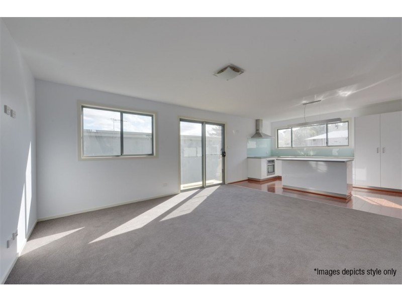 2/17 Sandstone Grove, Blackmans Bay TAS 7052