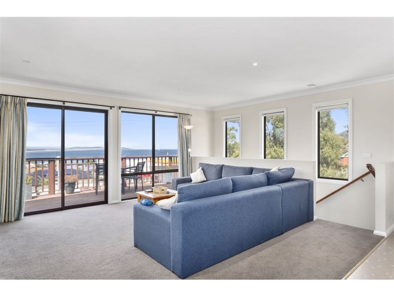 2/211 Roslyn Avenue, Blackmans Bay TAS 7052