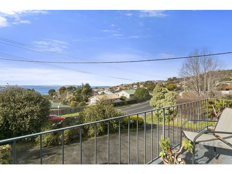2/241A Roslyn Ave, Blackmans Bay TAS 7052