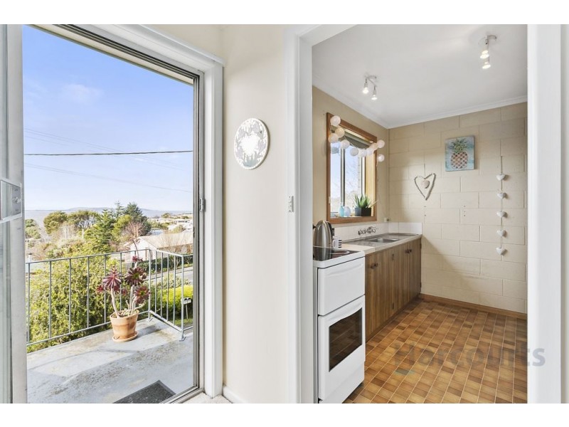 2/241A Roslyn Ave, Blackmans Bay TAS 7052