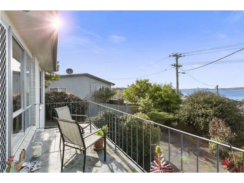 2/241A Roslyn Ave, Blackmans Bay TAS 7052