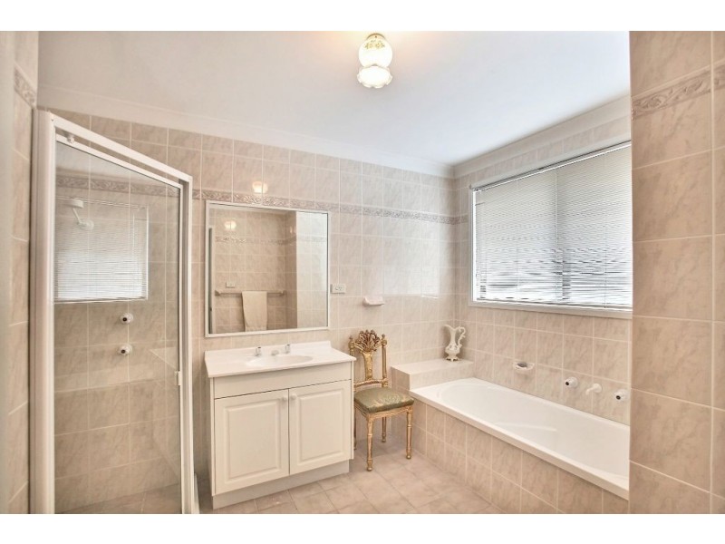 15 Glenavon Place, Glen Alpine NSW 2560