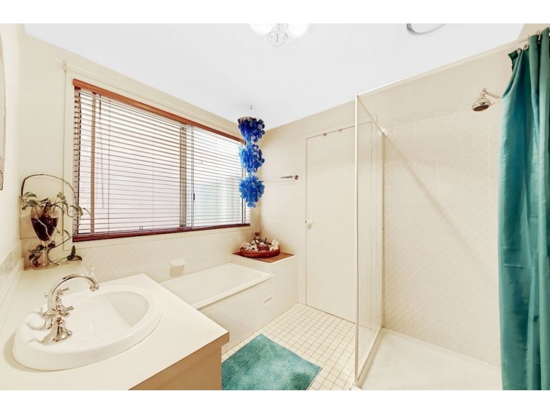 13 Mackillop Crescent, St Helens Park NSW 2560