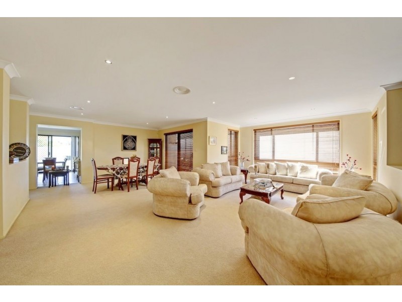 48 Archibald Crescent, Rosemeadow NSW 2560