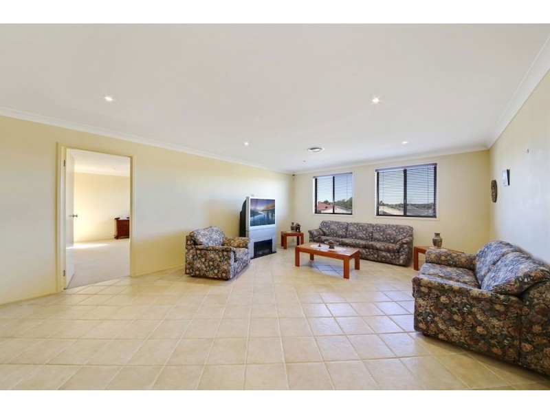 48 Archibald Crescent, Rosemeadow NSW 2560