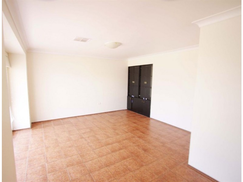 4 Seyton Place, Rosemeadow NSW 2560