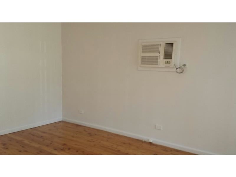 8 College Rd, Campbelltown NSW 2560