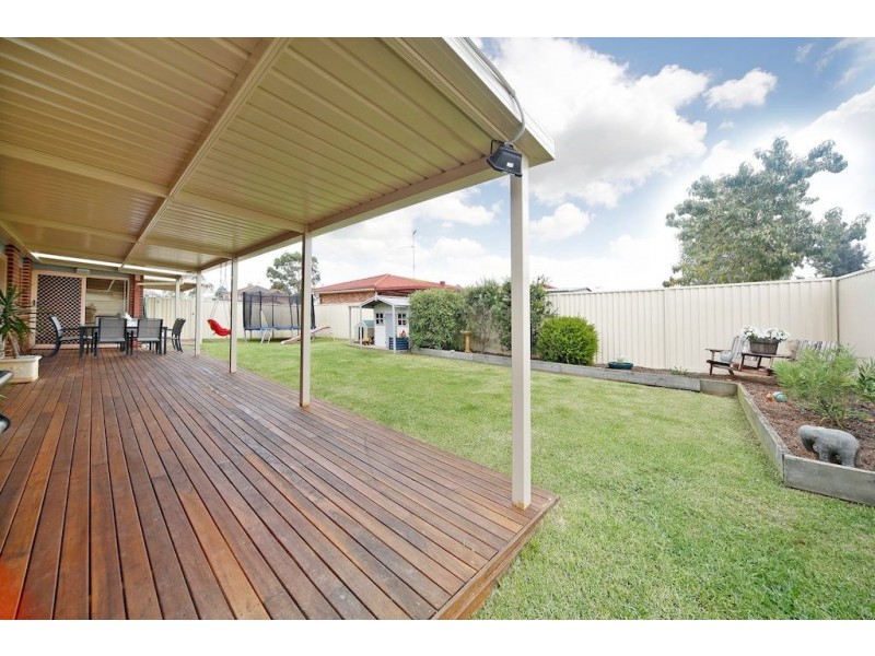 42 Larapinta Crescent, St Helens Park NSW 2560