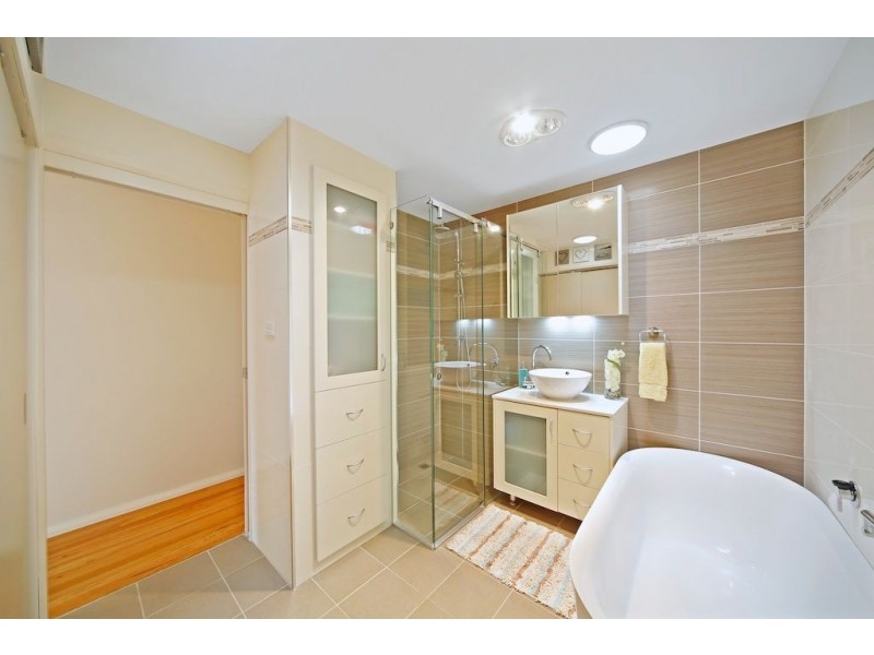 42 Larapinta Crescent, St Helens Park NSW 2560