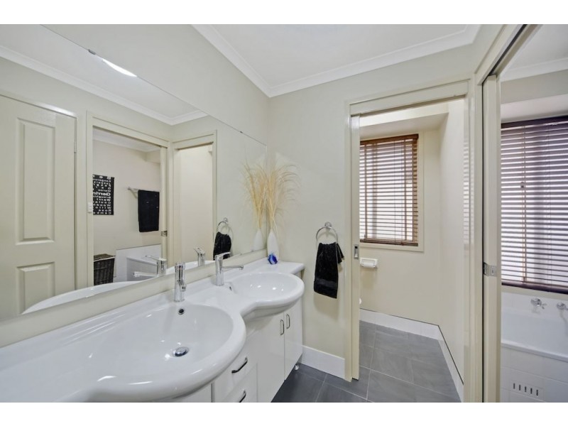 4 Iras Place, Rosemeadow NSW 2560
