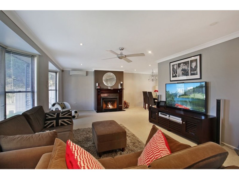 1 Seine Place, Kearns NSW 2558