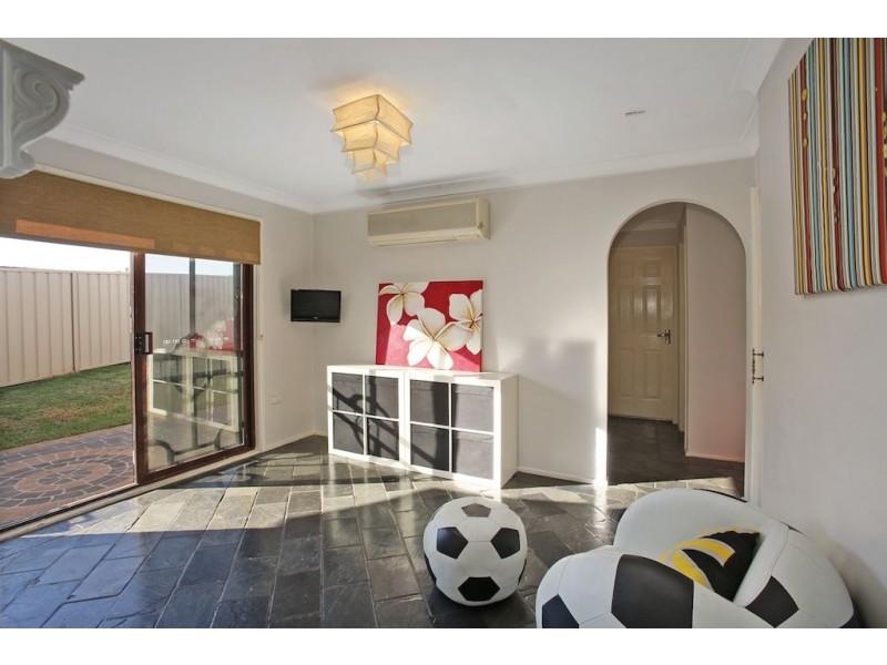 1 Seine Place, Kearns NSW 2558