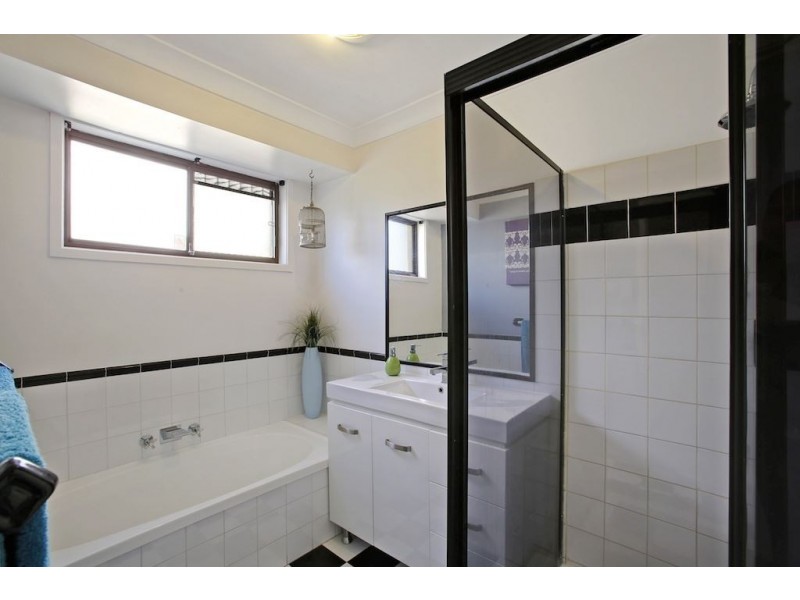 1 Seine Place, Kearns NSW 2558