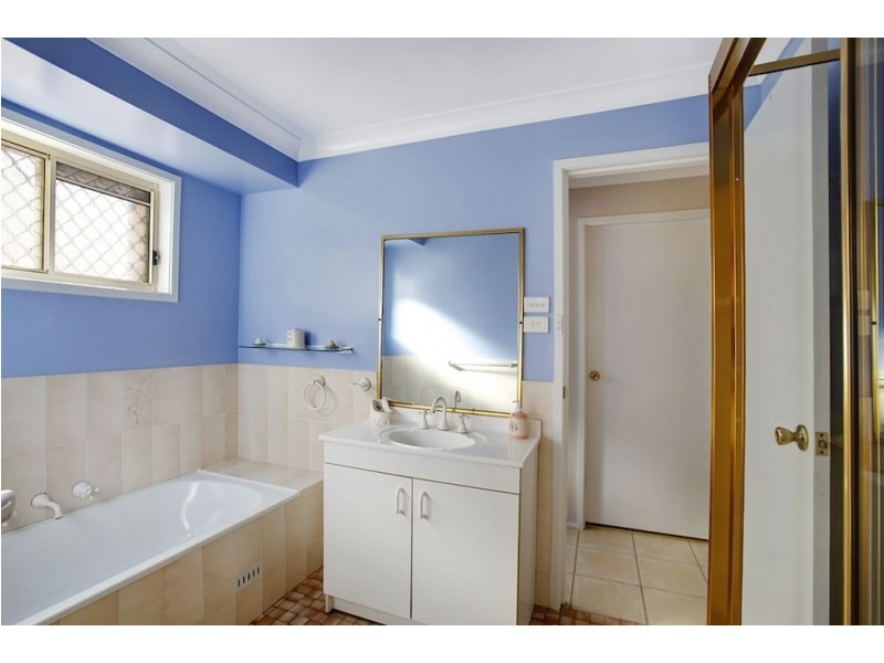 37 Balthasar Close, Rosemeadow NSW 2560