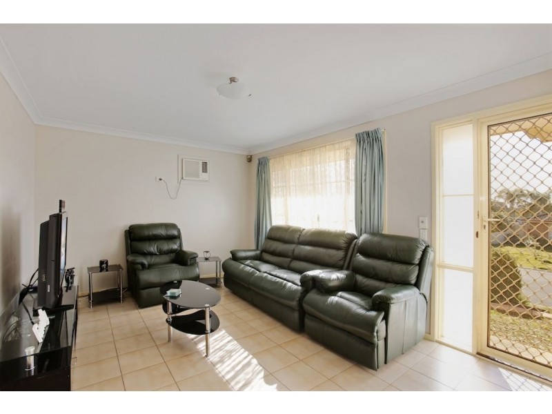 1 Mackillop Crescent, St Helens Park NSW 2560