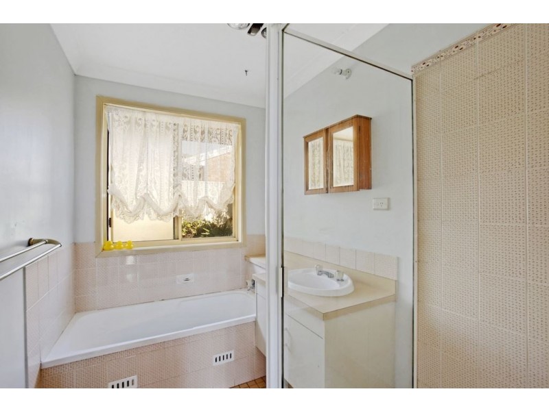 1 Mackillop Crescent, St Helens Park NSW 2560