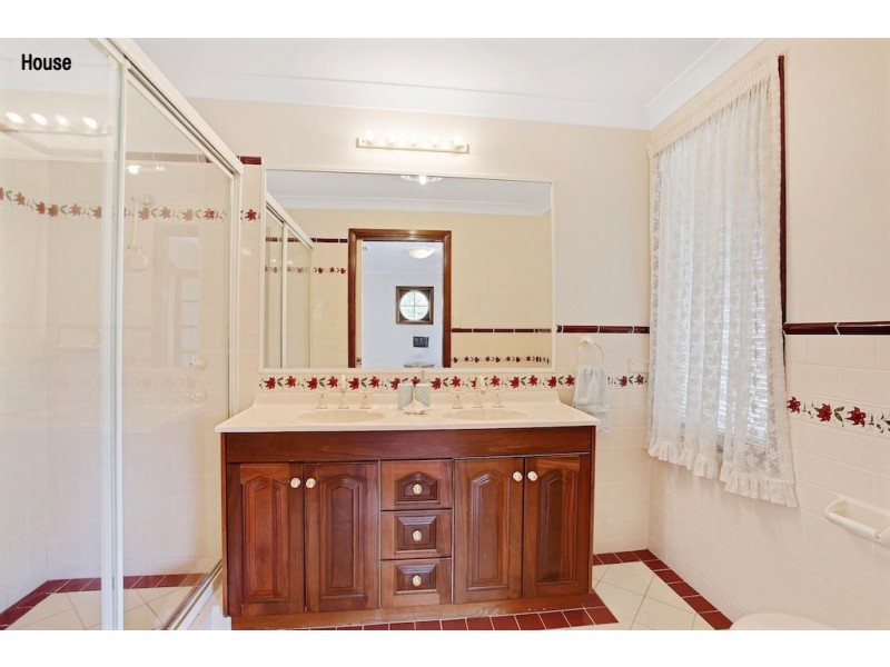 1 Strathmore Place, Glen Alpine NSW 2560