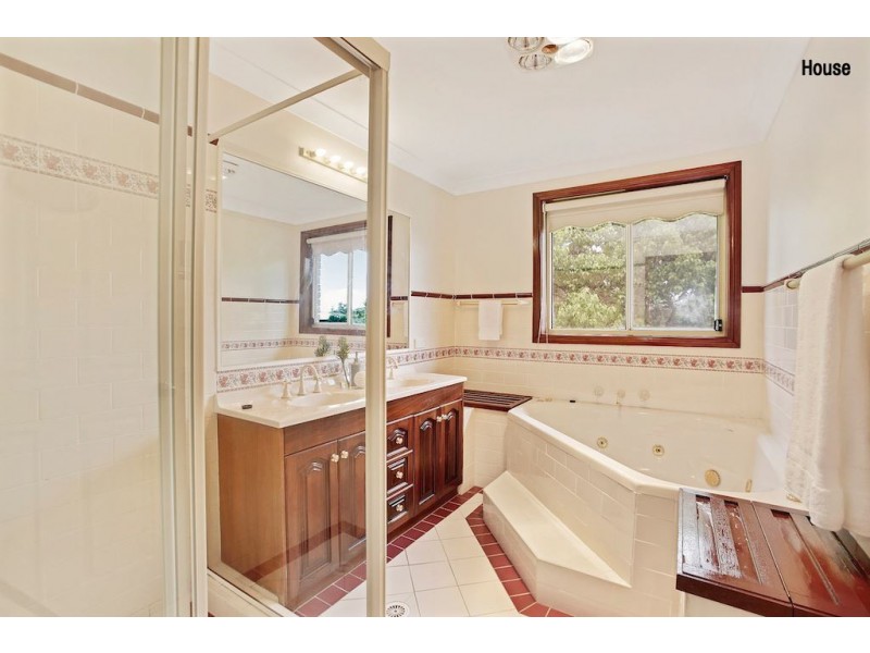 1 Strathmore Place, Glen Alpine NSW 2560