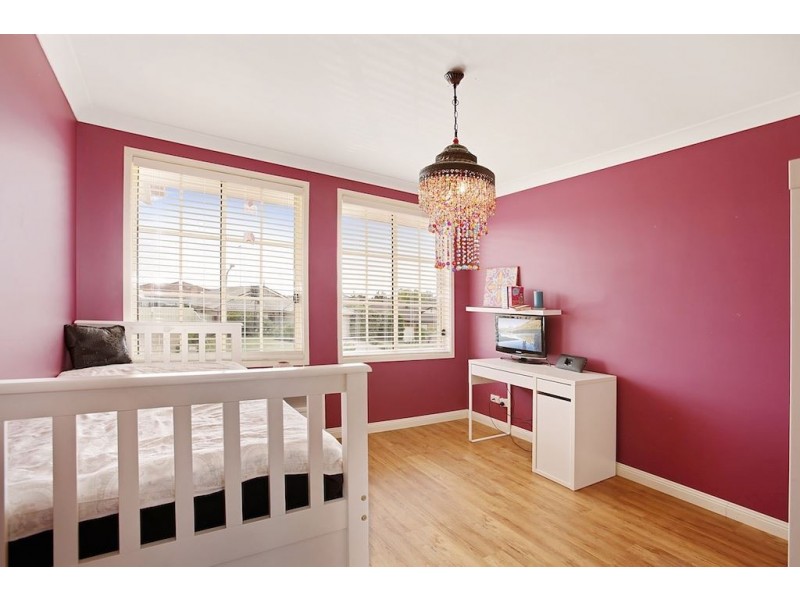 76 Crommelin Crescent, St Helens Park NSW 2560