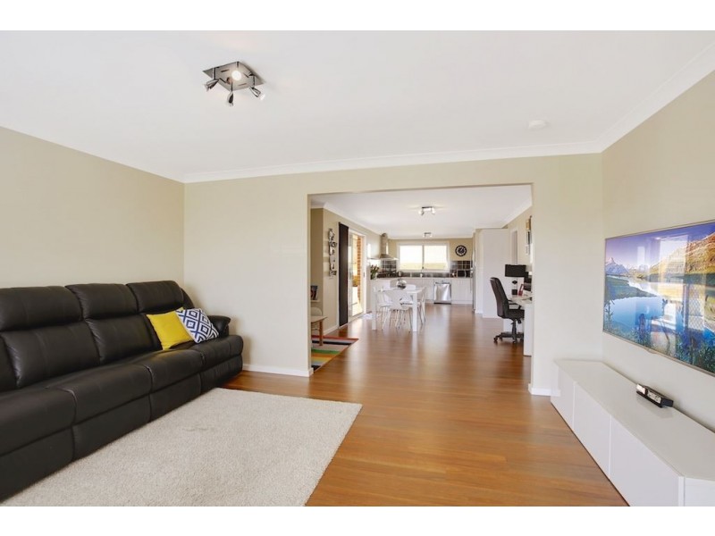 10 Meredith Crescent, St Helens Park NSW 2560