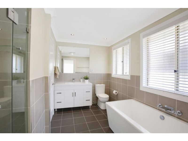 10 Meredith Crescent, St Helens Park NSW 2560