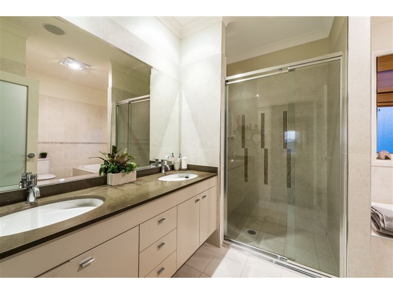 5 St Aubins Place, Glen Alpine NSW 2560