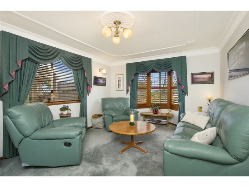 1 Hythe Place, Glen Alpine NSW 2560