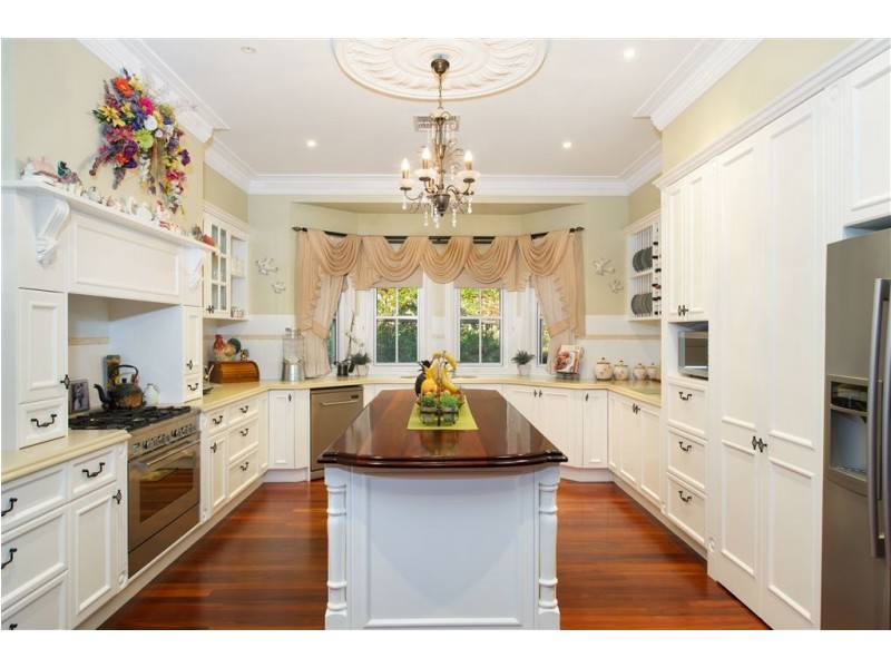 9 Domenics Place, Grasmere NSW 2570