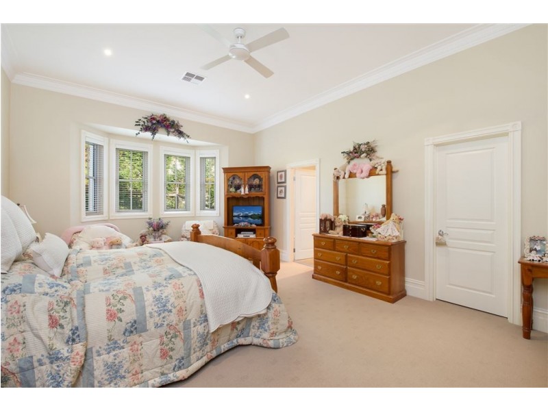 9 Domenics Place, Grasmere NSW 2570