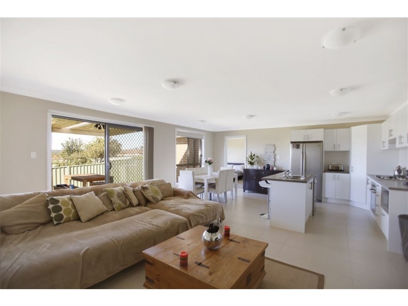 17 Marian Drive, Rosemeadow NSW 2560