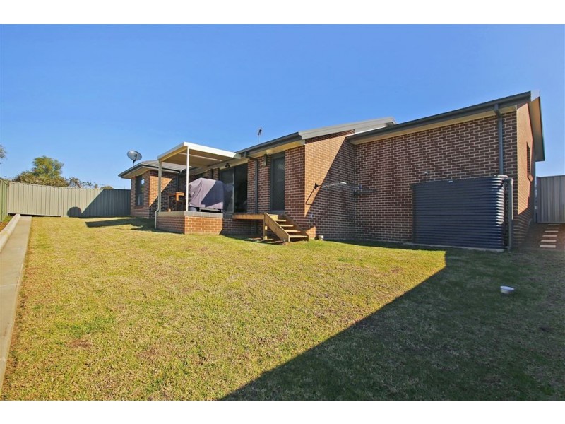 17 Marian Drive, Rosemeadow NSW 2560
