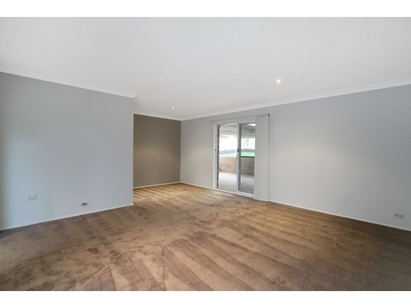 81 Lorenzo Crescent, Rosemeadow NSW 2560