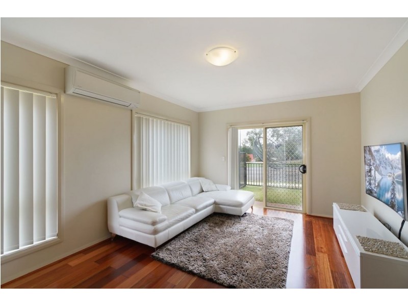 2/4 Feldspar Road, Eagle Vale NSW 2558