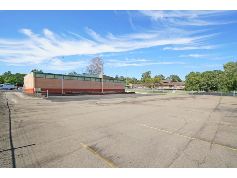 77 Jacaranda Ave, Campbelltown NSW 2560