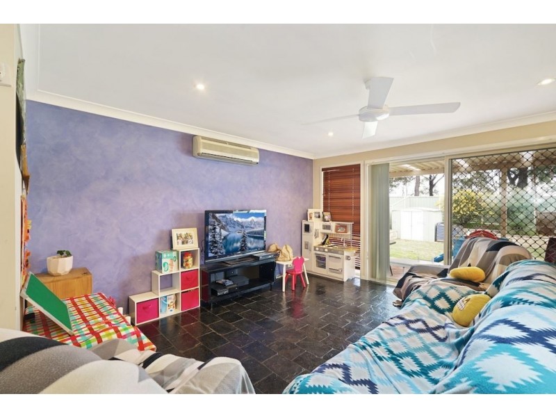 24 Mackillop Crescent, St Helens Park NSW 2560