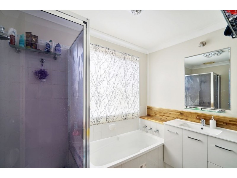 24 Mackillop Crescent, St Helens Park NSW 2560