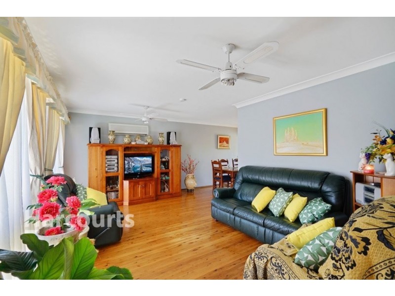 8 Amur Place, Kearns NSW 2558