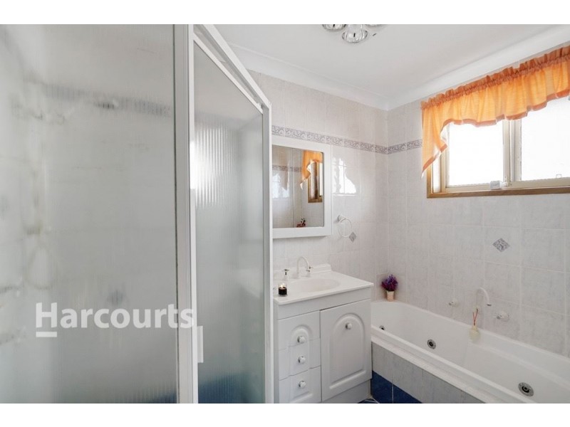 8 Amur Place, Kearns NSW 2558