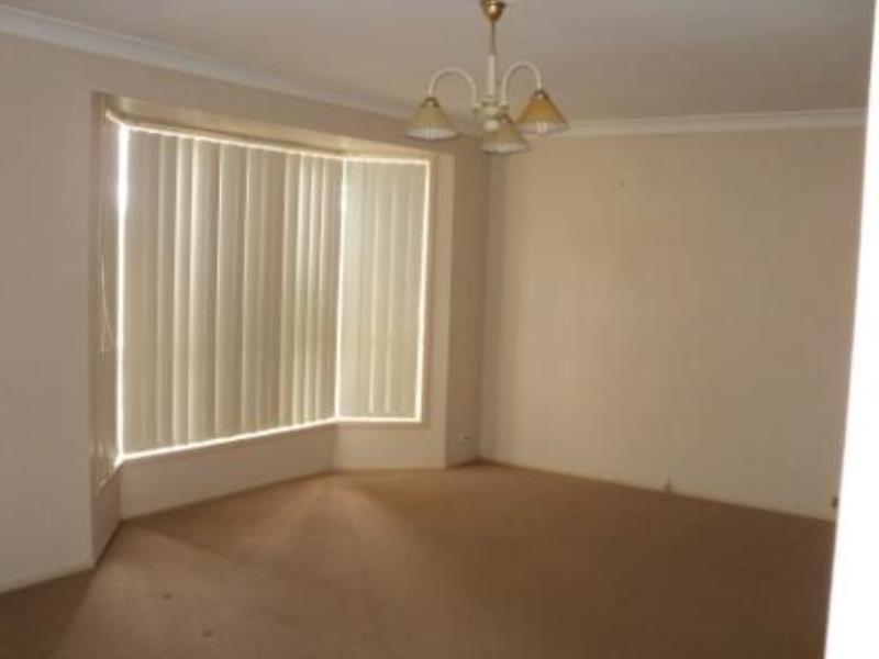 1 LYSANDER AVE, Rosemeadow NSW 2560