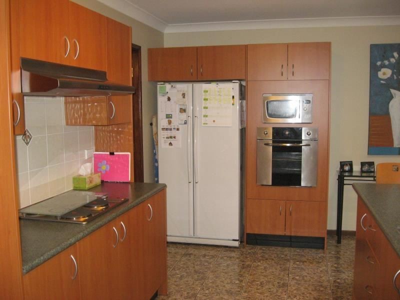 40 Lorenzo Cres, Rosemeadow NSW 2560