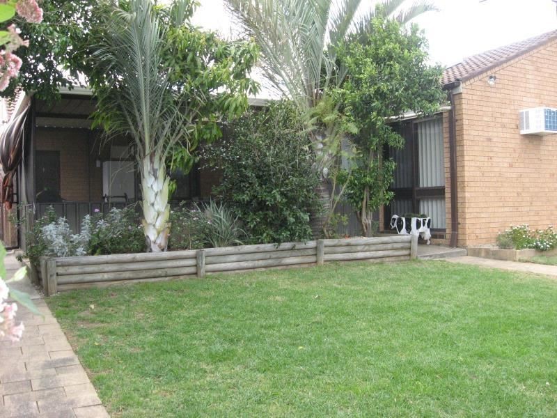 40 Lorenzo Cres, Rosemeadow NSW 2560