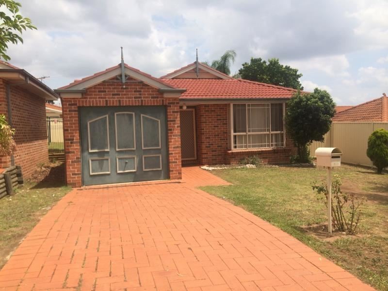 10 Hannam Pl, Englorie Park NSW 2560