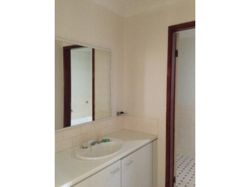 1/65 Crispsparkle Dr, Ambarvale NSW 2560