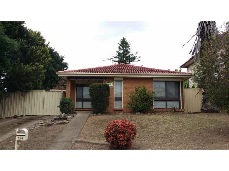 27 Hamlet Crescent, Rosemeadow NSW 2560