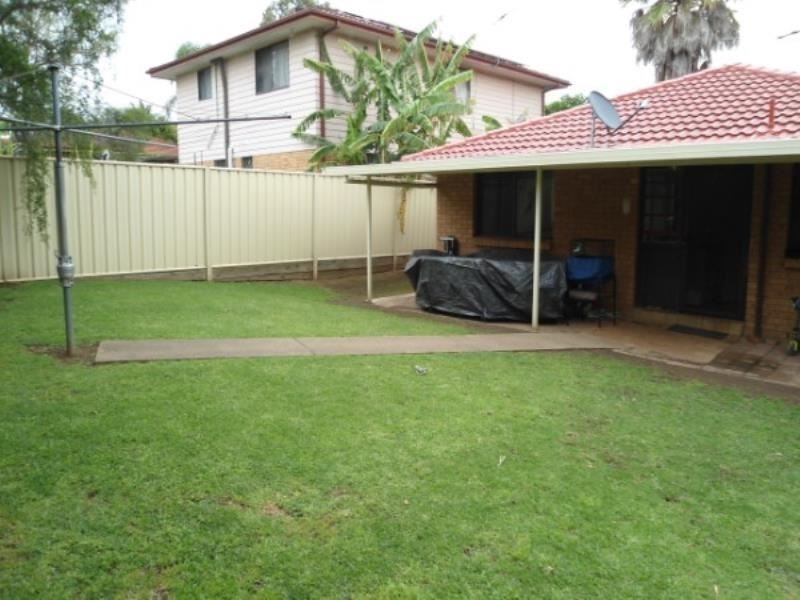 27 Hamlet Crescent, Rosemeadow NSW 2560