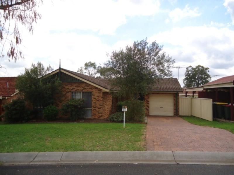 8 HARWOOD PL, St Helens Park NSW 2560