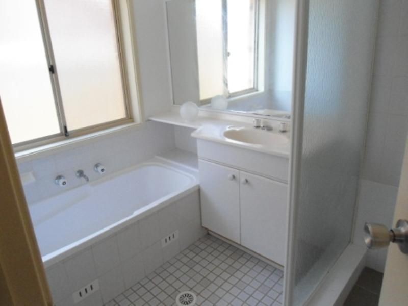 8 HARWOOD PL, St Helens Park NSW 2560